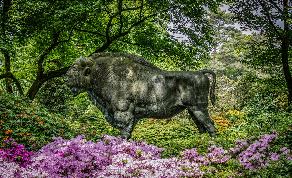 Wisent-Skulptur im Rhododendron-Park Bremen